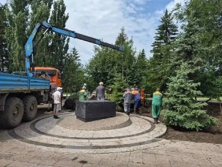 Новый газон у памятника Высоцкому: Омск обновляет зеленые зоны